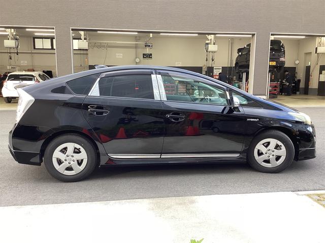 プリウス Ｓ　ＬＥＤエディション　ＥＴＣ　衝突被害軽減システム　ＴＶ　アルミホイール　ＬＥＤヘッドランプ　ヘッドライトウォッシャー　ＣＶＴ　スマートキー　アイドリングストップ　電動格納ミラー　盗難防止システム　ＣＤ（17枚目）