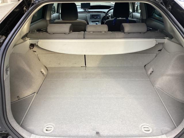 プリウス Ｓ　ＬＥＤエディション　ＥＴＣ　衝突被害軽減システム　ＴＶ　アルミホイール　ＬＥＤヘッドランプ　ヘッドライトウォッシャー　ＣＶＴ　スマートキー　アイドリングストップ　電動格納ミラー　盗難防止システム　ＣＤ（30枚目）