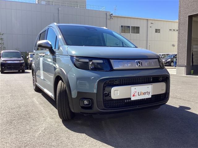 フリード クロスター　登録済未使用車　禁煙車　ＨｏｎｄａＳＥＮＳＩＮＧ　アダプティブクルーズコントロール　電子パーキング　ブラインドスポットモニター　両側自動ドア　ＬＥＤヘッドライト　スマートキー　プッシュスタート（7枚目）