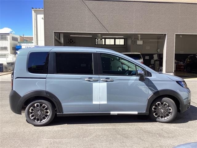 フリード クロスター　登録済未使用車　禁煙車　ＨｏｎｄａＳＥＮＳＩＮＧ　アダプティブクルーズコントロール　電子パーキング　ブラインドスポットモニター　両側自動ドア　ＬＥＤヘッドライト　スマートキー　プッシュスタート（8枚目）