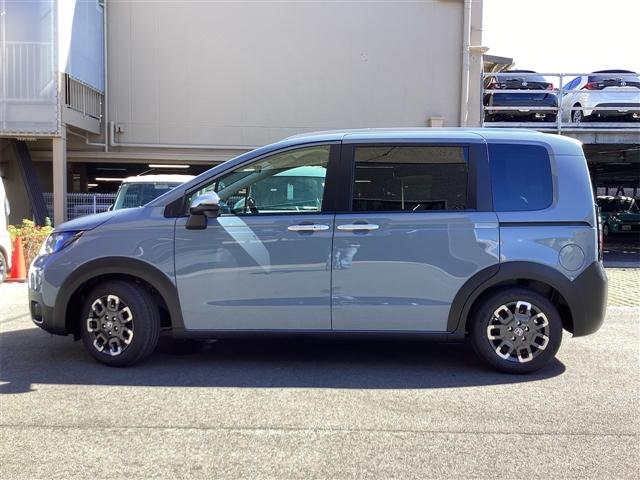 フリード クロスター　登録済未使用車　禁煙車　ＨｏｎｄａＳＥＮＳＩＮＧ　アダプティブクルーズコントロール　電子パーキング　ブラインドスポットモニター　両側自動ドア　ＬＥＤヘッドライト　スマートキー　プッシュスタート（9枚目）