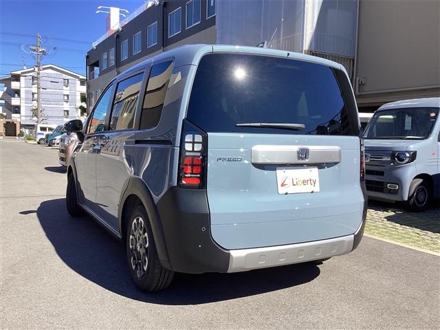 フリード クロスター　登録済未使用車　禁煙車　ＨｏｎｄａＳＥＮＳＩＮＧ　アダプティブクルーズコントロール　電子パーキング　ブラインドスポットモニター　両側自動ドア　ＬＥＤヘッドライト　スマートキー　プッシュスタート（10枚目）