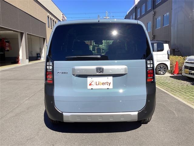 フリード クロスター　登録済未使用車　禁煙車　ＨｏｎｄａＳＥＮＳＩＮＧ　アダプティブクルーズコントロール　電子パーキング　ブラインドスポットモニター　両側自動ドア　ＬＥＤヘッドライト　スマートキー　プッシュスタート（11枚目）