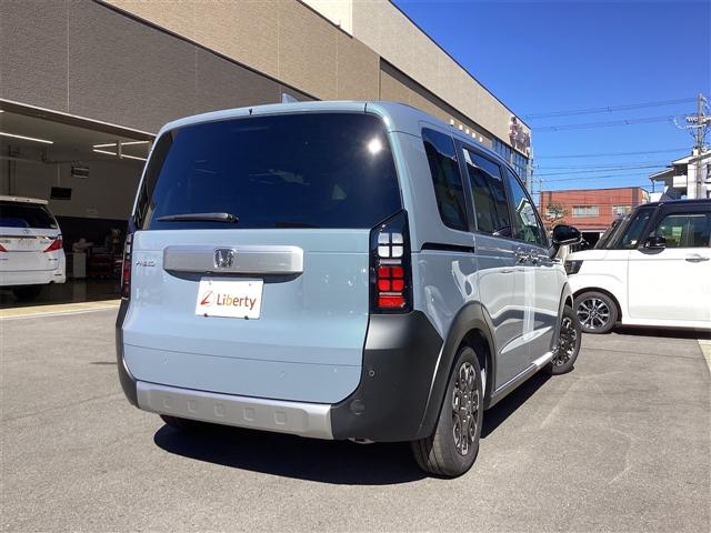 フリード クロスター　登録済未使用車　禁煙車　ＨｏｎｄａＳＥＮＳＩＮＧ　アダプティブクルーズコントロール　電子パーキング　ブラインドスポットモニター　両側自動ドア　ＬＥＤヘッドライト　スマートキー　プッシュスタート（12枚目）