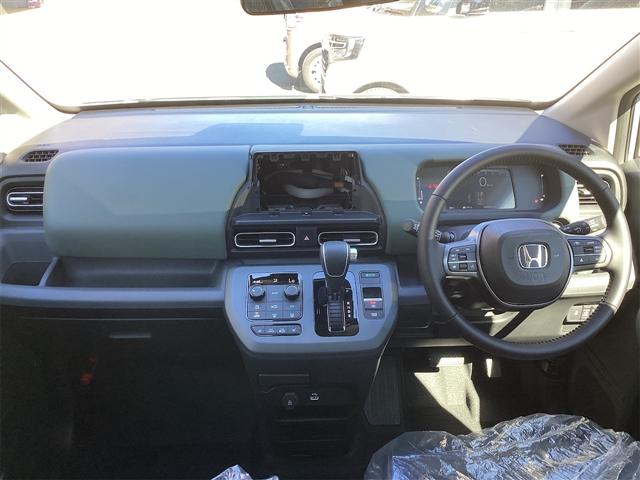 フリード クロスター　登録済未使用車　禁煙車　ＨｏｎｄａＳＥＮＳＩＮＧ　アダプティブクルーズコントロール　電子パーキング　ブラインドスポットモニター　両側自動ドア　ＬＥＤヘッドライト　スマートキー　プッシュスタート（13枚目）