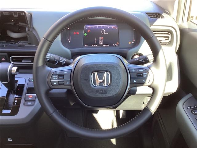 フリード クロスター　登録済未使用車　禁煙車　ＨｏｎｄａＳＥＮＳＩＮＧ　アダプティブクルーズコントロール　電子パーキング　ブラインドスポットモニター　両側自動ドア　ＬＥＤヘッドライト　スマートキー　プッシュスタート（14枚目）