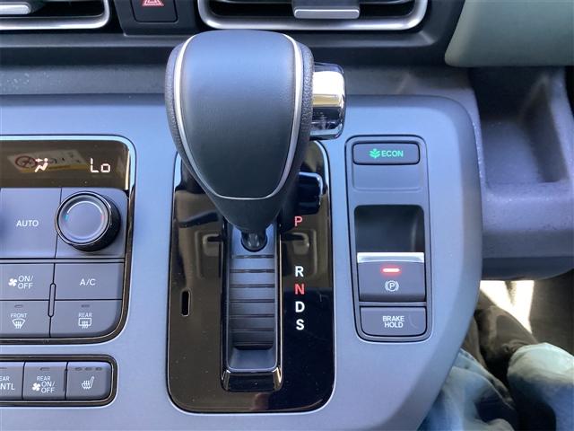 フリード クロスター　登録済未使用車　禁煙車　ＨｏｎｄａＳＥＮＳＩＮＧ　アダプティブクルーズコントロール　電子パーキング　ブラインドスポットモニター　両側自動ドア　ＬＥＤヘッドライト　スマートキー　プッシュスタート（17枚目）