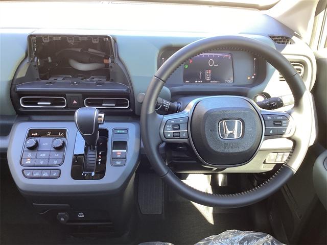 フリード クロスター　登録済未使用車　禁煙車　ＨｏｎｄａＳＥＮＳＩＮＧ　アダプティブクルーズコントロール　電子パーキング　ブラインドスポットモニター　両側自動ドア　ＬＥＤヘッドライト　スマートキー　プッシュスタート（18枚目）