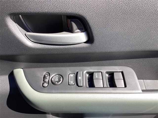 フリード クロスター　登録済未使用車　禁煙車　ＨｏｎｄａＳＥＮＳＩＮＧ　アダプティブクルーズコントロール　電子パーキング　ブラインドスポットモニター　両側自動ドア　ＬＥＤヘッドライト　スマートキー　プッシュスタート（22枚目）