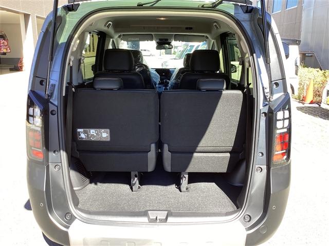 フリード クロスター　登録済未使用車　禁煙車　ＨｏｎｄａＳＥＮＳＩＮＧ　アダプティブクルーズコントロール　電子パーキング　ブラインドスポットモニター　両側自動ドア　ＬＥＤヘッドライト　スマートキー　プッシュスタート（23枚目）