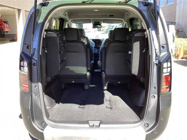 フリード クロスター　登録済未使用車　禁煙車　ＨｏｎｄａＳＥＮＳＩＮＧ　アダプティブクルーズコントロール　電子パーキング　ブラインドスポットモニター　両側自動ドア　ＬＥＤヘッドライト　スマートキー　プッシュスタート（24枚目）