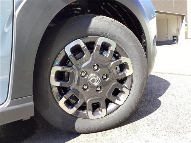 フリード クロスター　登録済未使用車　禁煙車　ＨｏｎｄａＳＥＮＳＩＮＧ　アダプティブクルーズコントロール　電子パーキング　ブラインドスポットモニター　両側自動ドア　ＬＥＤヘッドライト　スマートキー　プッシュスタート（26枚目）