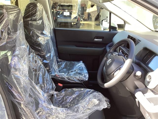 フリード クロスター　登録済未使用車　禁煙車　ＨｏｎｄａＳＥＮＳＩＮＧ　アダプティブクルーズコントロール　電子パーキング　ブラインドスポットモニター　両側自動ドア　ＬＥＤヘッドライト　スマートキー　プッシュスタート（39枚目）