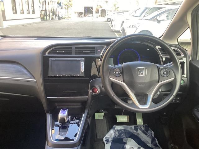 シャトル ハイブリッドZ 安心パッケージ 純正ナビ TV Bカメラ ETC LEDヘッドライト クルーズコントロール パドルシフト 革巻きステアリング スマートキー プッシュスタート 純正アルミホイール 電動格納ミラー(5枚目)