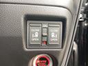 両側電動スライドドア装備!運転席よりボタン一つで開閉可能でございます。