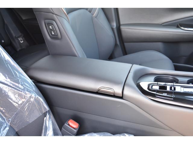 クラウンスポーツ Ｚ　ＴＨＥ　７０ｔｈ　ＺＥＵＳエアロ　パノラマルーフ　デジタルミラー　ブラインドスポットモニター　パワーバックドア　本革シート　ヘッドアップディスプレイ　　前後ドラレコ　ＥＴＣ２．０　フルセグＴＶ　　ＡＣ１００Ｖ（48枚目）