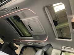 メーカーオプションのムーンルーフが装備されておりますので、車内に心地いい開放感を与えてくれます。 4