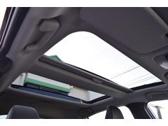 メーカーオプションのパノラマルーフが装備されておりますので、車内に心地いい開放感を与えてくれます。 2