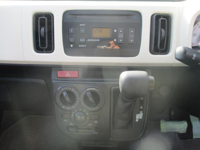 アルト Ｆ　キーレスエントリー　電動格納ミラー　ＡＴ　盗難防止システム　ＡＢＳ　ＥＳＣ　ＣＤ　ミュージックプレイヤー接続可　衝突安全ボディ　エアコン　パワーステアリング　パワーウィンドウ　運転席エアバッグ（7枚目）