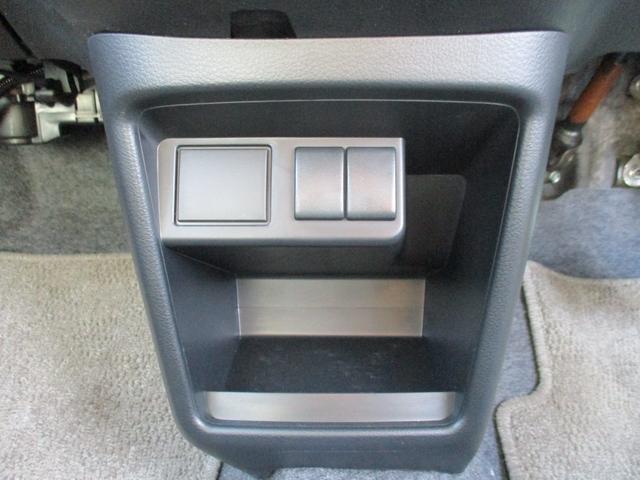 アルト Ｆ　キーレスエントリー　電動格納ミラー　ＡＴ　盗難防止システム　ＡＢＳ　ＥＳＣ　ＣＤ　ミュージックプレイヤー接続可　衝突安全ボディ　エアコン　パワーステアリング　パワーウィンドウ　運転席エアバッグ（32枚目）