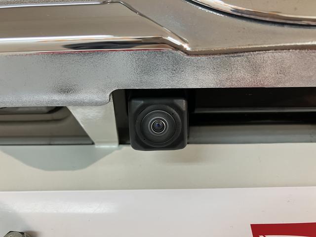 バックする際に後方だけではなく車を上から見たような映像をナビなどのモニターに映し出してくれますよ☆死角が消え安全にバックをして頂けるようになります☆バックが苦手な方にもオススメな装備です☆
