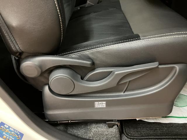 運転席シートリフター・ハンドルの上下チルト機構あります！