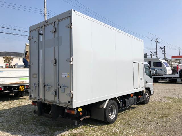 キャンター 　冷蔵冷凍車　冷蔵・冷凍、小部屋　最大積載量：１，８００ｋｇ　走行距離：２２万ｋｍ　冷凍機：デンソーＣＧＡ８６２　　ＡＴ（3枚目）