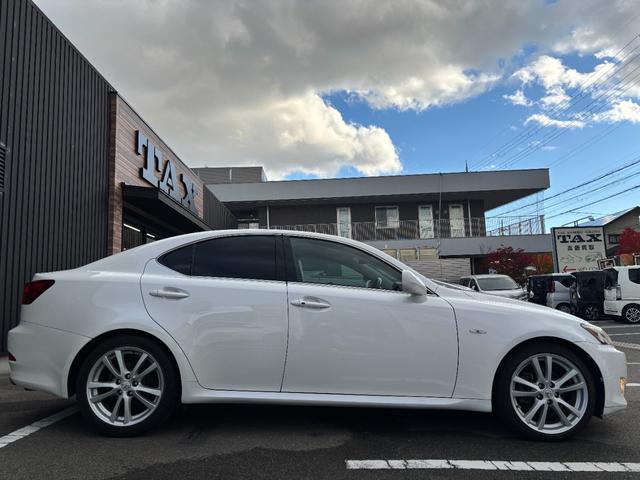 ＩＳ ＩＳ２５０　バージョンＳ　禁煙車　ムーンルーフ　黒革シート　メーカーＨＤＤナビ　Ｂカメラ　フルセグチューナー　ＥＴＣ　　メモリー付パワーシート　革巻きＨ　パドルシフト　クルコン　ＨＩＤヘッド　純正１８ＡＷ　前後コーナーセンサー（64枚目）