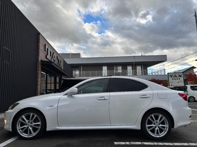 ＩＳ ＩＳ２５０　バージョンＳ　禁煙車　ムーンルーフ　黒革シート　メーカーＨＤＤナビ　Ｂカメラ　フルセグチューナー　ＥＴＣ　　メモリー付パワーシート　革巻きＨ　パドルシフト　クルコン　ＨＩＤヘッド　純正１８ＡＷ　前後コーナーセンサー（65枚目）