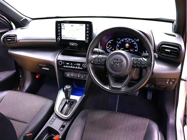 ヤリスクロス ハイブリッドＺ　メモリーナビ　ＤＶＤ再生　バックカメラ　衝突被害軽減システム　ＥＴＣ　ドラレコ　ＬＥＤヘッドランプ　シートヒーター　ステアリングヒーター　パノラミックビューモニター　ブラインドスポットモニター（5枚目）