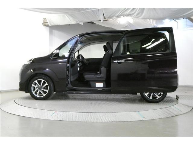 電動スライドドアですから小さな子供さんやお年寄りの方でも広く開いているので乗り降りが楽に出来ますよ。