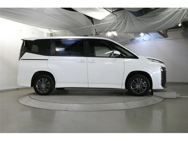 ヴォクシー Ｓ－Ｇ　リアクーラー　両側Ｐスライドドア　寒冷地　横滑防止　衝突回避システム　Ｂカメラ　アルミホイール　ＬＥＤ　３列シート　ＤＶＤ再生　フルセグＴＶ　ミュージックプレイヤー接続可　エアコン　ＥＴＣ　４ＷＤ（5枚目）