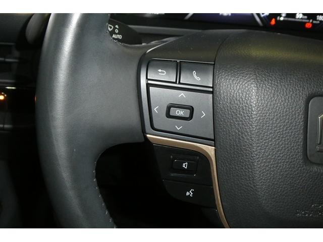 �n���h���̍����ɃX�e�A�����O�X�C�b�`�i�d�b�X�C�b�`�E�I�[�f�B�I����X�C�b�`�E�g�[�N�X�C�b�`�E���[�^�[����X�C�b�`�j���t���Ă��܂��B