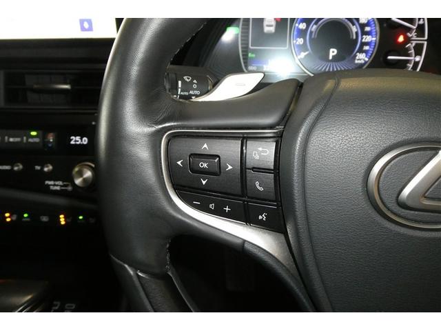 �n���h���̍����ɃX�e�A�����O�X�C�b�`�i���[�^�[����X�C�b�`�E�p�h���V�t�g�X�C�b�`�E�d�b�X�C�b�`�E�I�[�f�B�I����X�C�b�`�E�g�[�N�X�C�b�`�j���t���Ă��܂��B