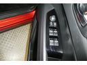 運転席側のフロントドアに全ドアのパワーウィンドウ開閉スイッチとウィンドウロックスイッチとドアロックスイッチと電動格納式ドアミラーの操作スイッチが有るので手元でミラー調整ができるので便利です。