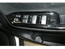 運転席側のフロントドアに全ドアのパワーウィンドウ開閉スイッチとウィンドウロックスイッチとドアロックスイッチと電動格納式ドアミラーの操作スイッチが有るので手元でミラー調整ができるので便利です。
