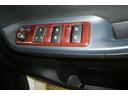 運転席側のフロントドアに全ドアのパワーウィンドウ開閉スイッチとウィンドウロックスイッチとドアロックスイッチと電動格納式ドアミラーの操作スイッチが有るので手元でミラー調整ができるので便利です。