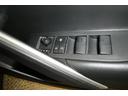 運転席側のフロントドアに全ドアのパワーウィンドウ開閉スイッチとウィンドウロックスイッチとドアロックスイッチと電動格納式ドアミラーの操作スイッチが有るので手元でミラー調整ができるので便利です。