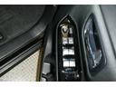 運転席側のフロントドアに全ドアのパワーウィンドウ開閉スイッチとウィンドウロックスイッチとドアロックスイッチと電動格納式ドアミラーの操作スイッチが有るので手元でミラー調整ができるので便利です。