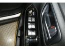 運転席側のフロントドアに全ドアのパワーウィンドウ開閉スイッチとウィンドウロックスイッチとドアロックスイッチと電動格納式ドアミラーの操作スイッチが有るので手元でミラー調整ができるので便利です。
