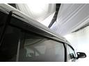 サイドバイザーが付いています。　雨の日でもタバコを吸ったりされると煙が車内にこもったりしてもちょっと窓を開けて煙を排出することができるので便利です