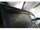 サイドバイザーが付いています。　雨の日でもタバコを吸ったりされると煙が車内にこもったりしてもちょっと窓を開けて煙を排出することができるので便利です