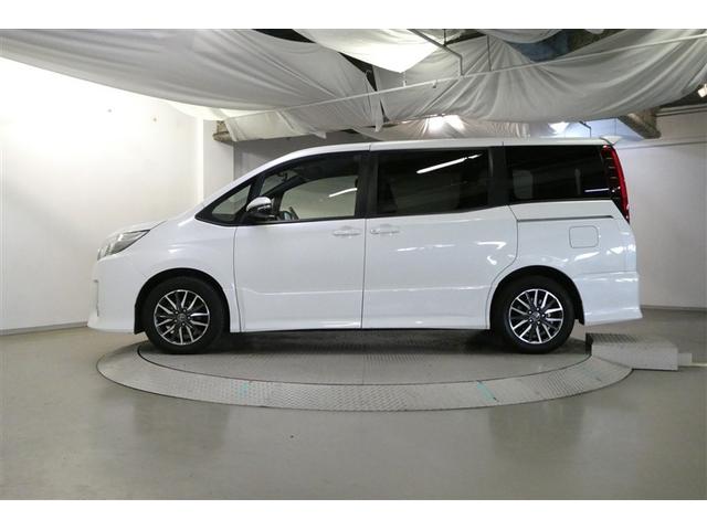 ノア Ｓｉ　地デジ　ＤＶＤ視聴可　ダブルエアコン　ＬＥＤヘットライト　ＥＴＣ付き　横滑り防止機能　ナビＴＶ　三列シート　ＡＷ　フルフラットシート　ＡＡＣ　パワーウインドウ　メモリーナビ　ＡＢＳ　ウォークスルー（4枚目）