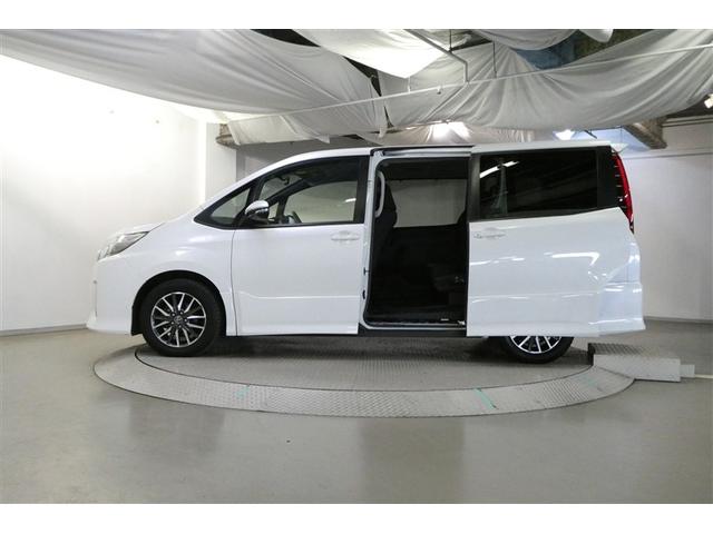 ノア Ｓｉ　地デジ　ＤＶＤ視聴可　ダブルエアコン　ＬＥＤヘットライト　ＥＴＣ付き　横滑り防止機能　ナビＴＶ　三列シート　ＡＷ　フルフラットシート　ＡＡＣ　パワーウインドウ　メモリーナビ　ＡＢＳ　ウォークスルー（5枚目）