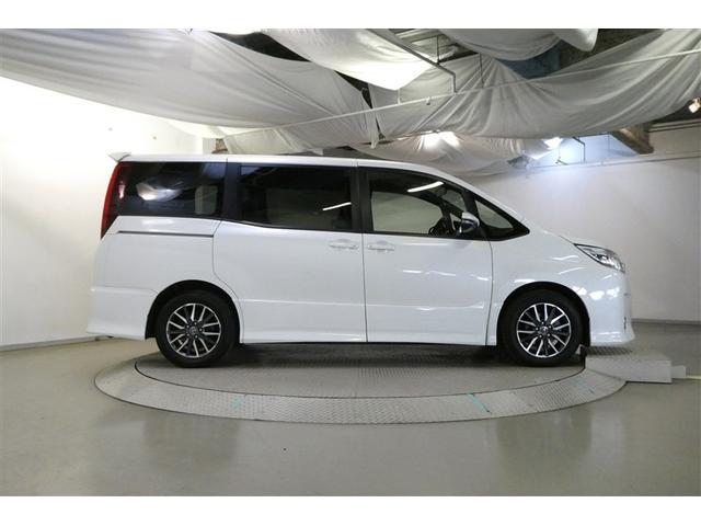 ノア Ｓｉ　地デジ　ＤＶＤ視聴可　ダブルエアコン　ＬＥＤヘットライト　ＥＴＣ付き　横滑り防止機能　ナビＴＶ　三列シート　ＡＷ　フルフラットシート　ＡＡＣ　パワーウインドウ　メモリーナビ　ＡＢＳ　ウォークスルー（6枚目）