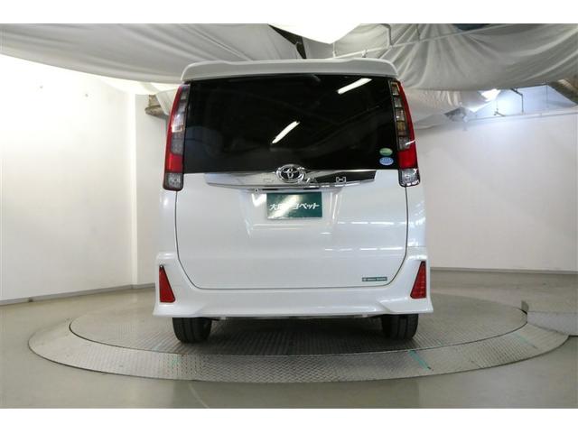 ノア Ｓｉ　地デジ　ＤＶＤ視聴可　ダブルエアコン　ＬＥＤヘットライト　ＥＴＣ付き　横滑り防止機能　ナビＴＶ　三列シート　ＡＷ　フルフラットシート　ＡＡＣ　パワーウインドウ　メモリーナビ　ＡＢＳ　ウォークスルー（8枚目）