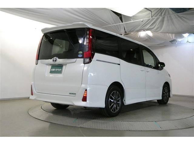 ノア Ｓｉ　地デジ　ＤＶＤ視聴可　ダブルエアコン　ＬＥＤヘットライト　ＥＴＣ付き　横滑り防止機能　ナビＴＶ　三列シート　ＡＷ　フルフラットシート　ＡＡＣ　パワーウインドウ　メモリーナビ　ＡＢＳ　ウォークスルー（9枚目）