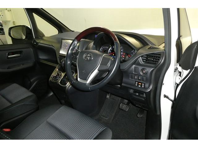 ノア Ｓｉ　地デジ　ＤＶＤ視聴可　ダブルエアコン　ＬＥＤヘットライト　ＥＴＣ付き　横滑り防止機能　ナビＴＶ　三列シート　ＡＷ　フルフラットシート　ＡＡＣ　パワーウインドウ　メモリーナビ　ＡＢＳ　ウォークスルー（11枚目）