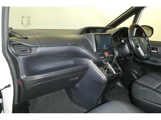 ノア Ｓｉ　地デジ　ＤＶＤ視聴可　ダブルエアコン　ＬＥＤヘットライト　ＥＴＣ付き　横滑り防止機能　ナビＴＶ　三列シート　ＡＷ　フルフラットシート　ＡＡＣ　パワーウインドウ　メモリーナビ　ＡＢＳ　ウォークスルー（12枚目）