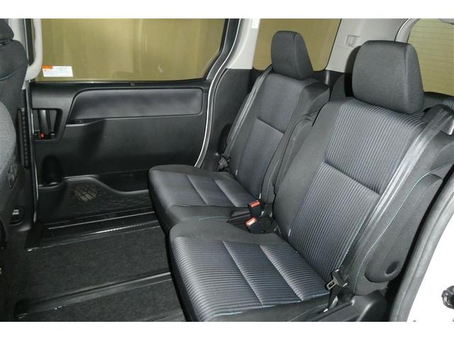 ノア Ｓｉ　地デジ　ＤＶＤ視聴可　ダブルエアコン　ＬＥＤヘットライト　ＥＴＣ付き　横滑り防止機能　ナビＴＶ　三列シート　ＡＷ　フルフラットシート　ＡＡＣ　パワーウインドウ　メモリーナビ　ＡＢＳ　ウォークスルー（14枚目）